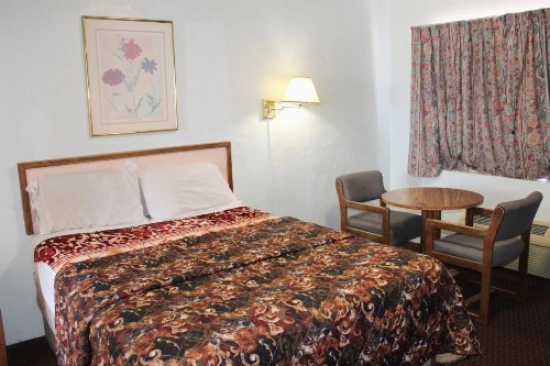 Economy Inn - image 12