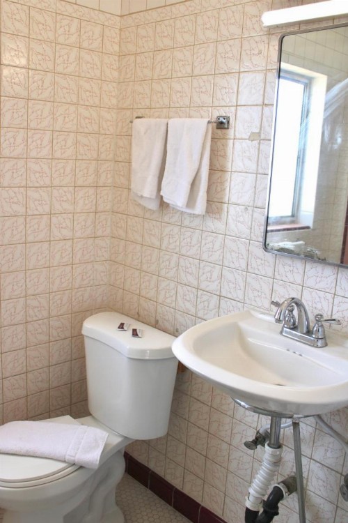 Economy Inn - image 14