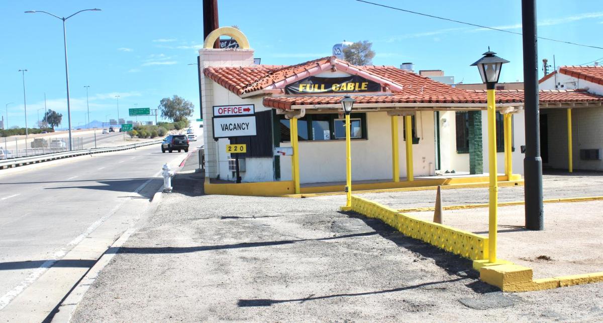 Economy Inn - image 3