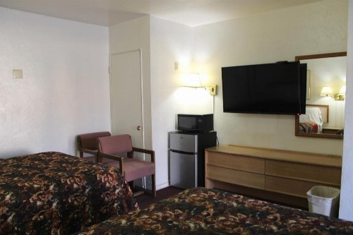 Economy Inn - image 4