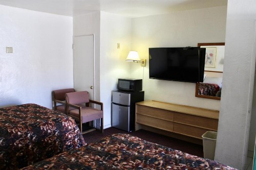 Economy Inn - image 7