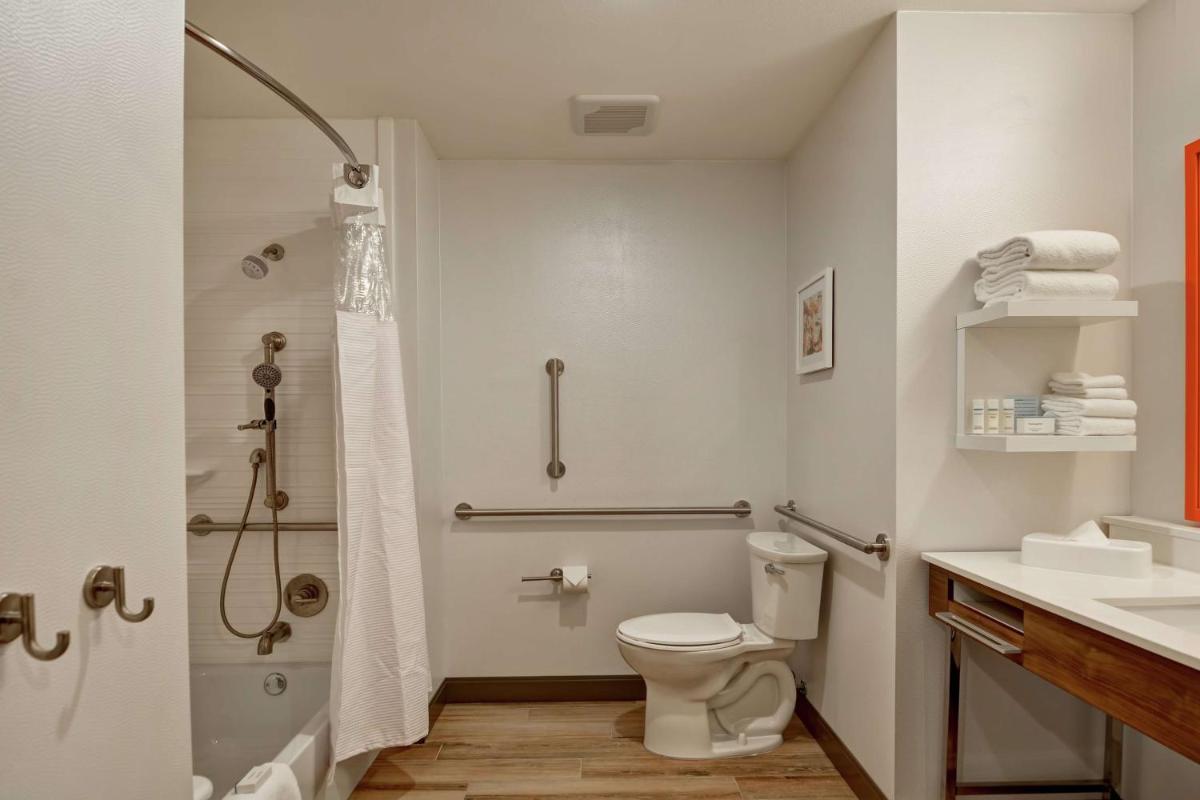 Hampton Inn Suites Tucson Tech Park - image 5