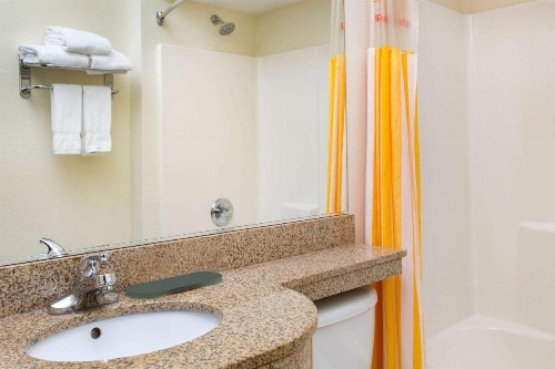 La Quinta by Wyndham Tulare - image 13