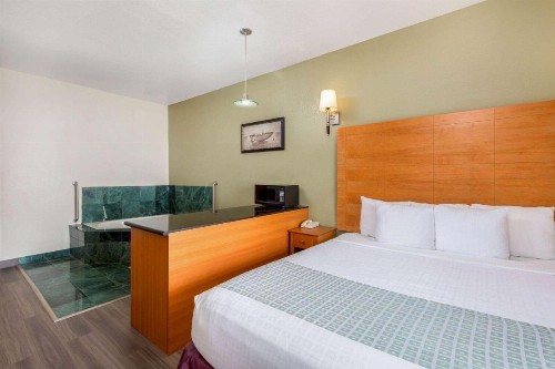 La Quinta by Wyndham Tulare - image 16