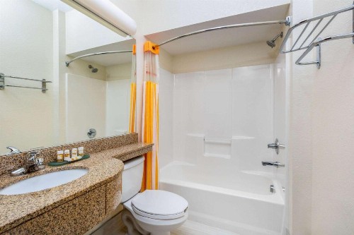 La Quinta by Wyndham Tulare - image 18