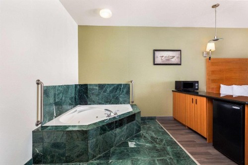La Quinta by Wyndham Tulare - image 28