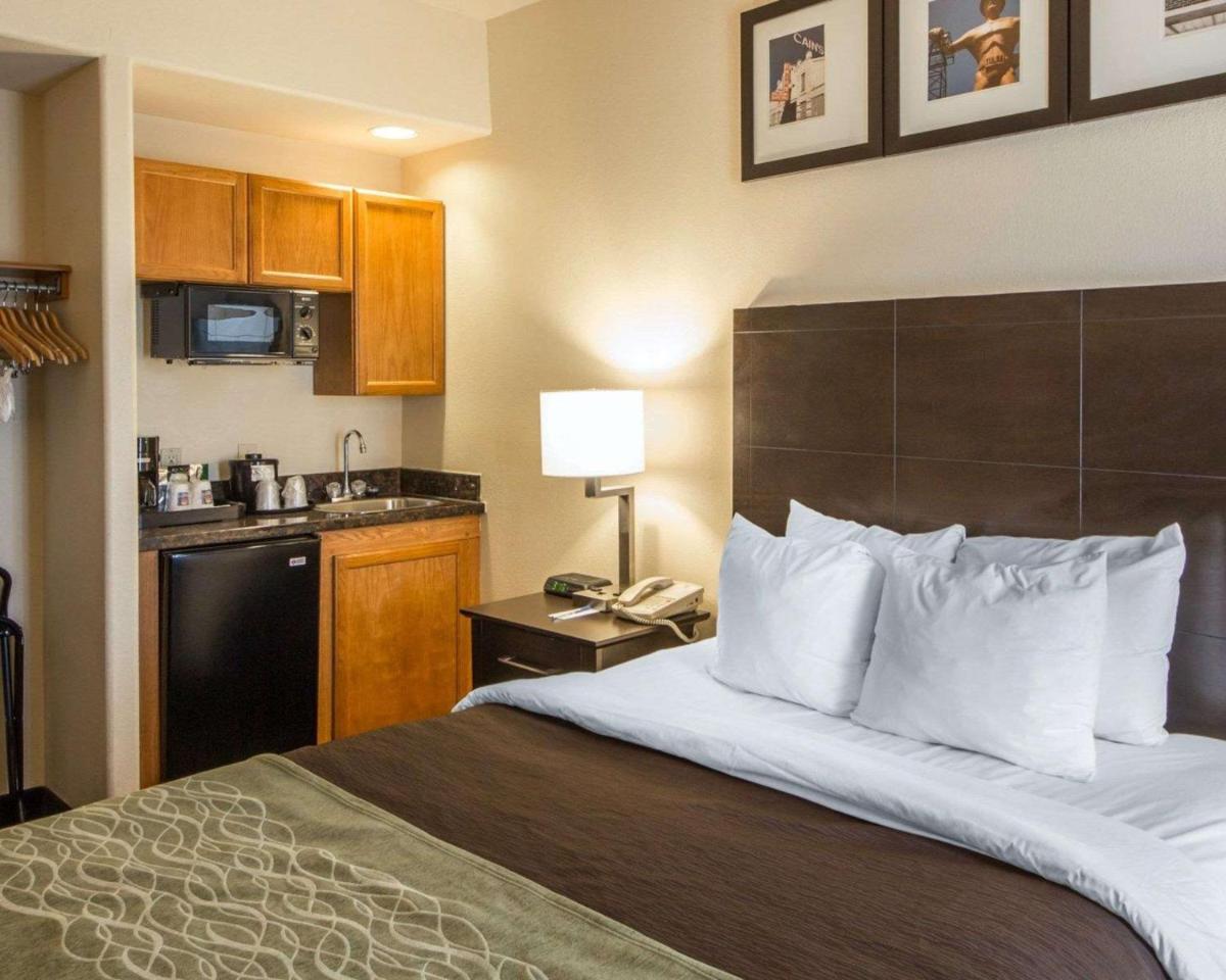 Quality Inn Tulsa-Downtown West - image 7