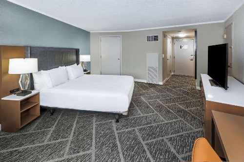 DoubleTree by Hilton Tulsa at Warren Place - image 40