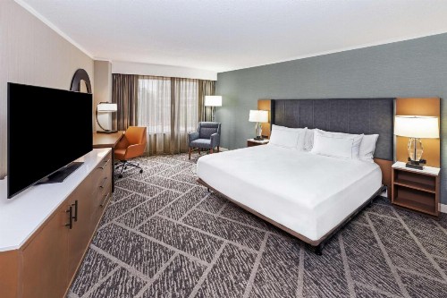 DoubleTree by Hilton Tulsa at Warren Place - image 43