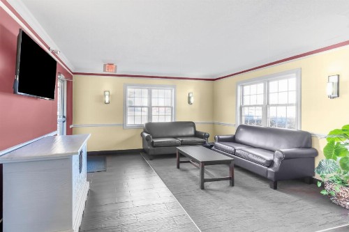 OYO Hotel Tulsa N Sheridan Rd & Airport - image 11