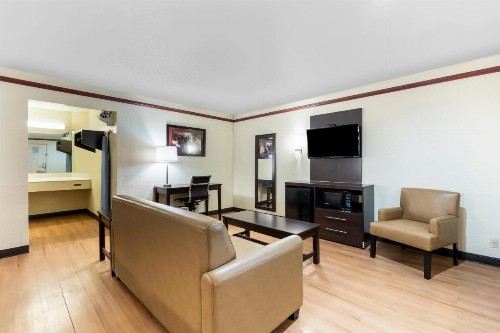 OYO Hotel Tulsa N Sheridan Rd & Airport - image 25
