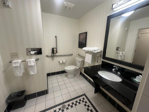 Fairfield Inn and Suites by Marriott Tulsa Southeast/Crossroads Village - image 16