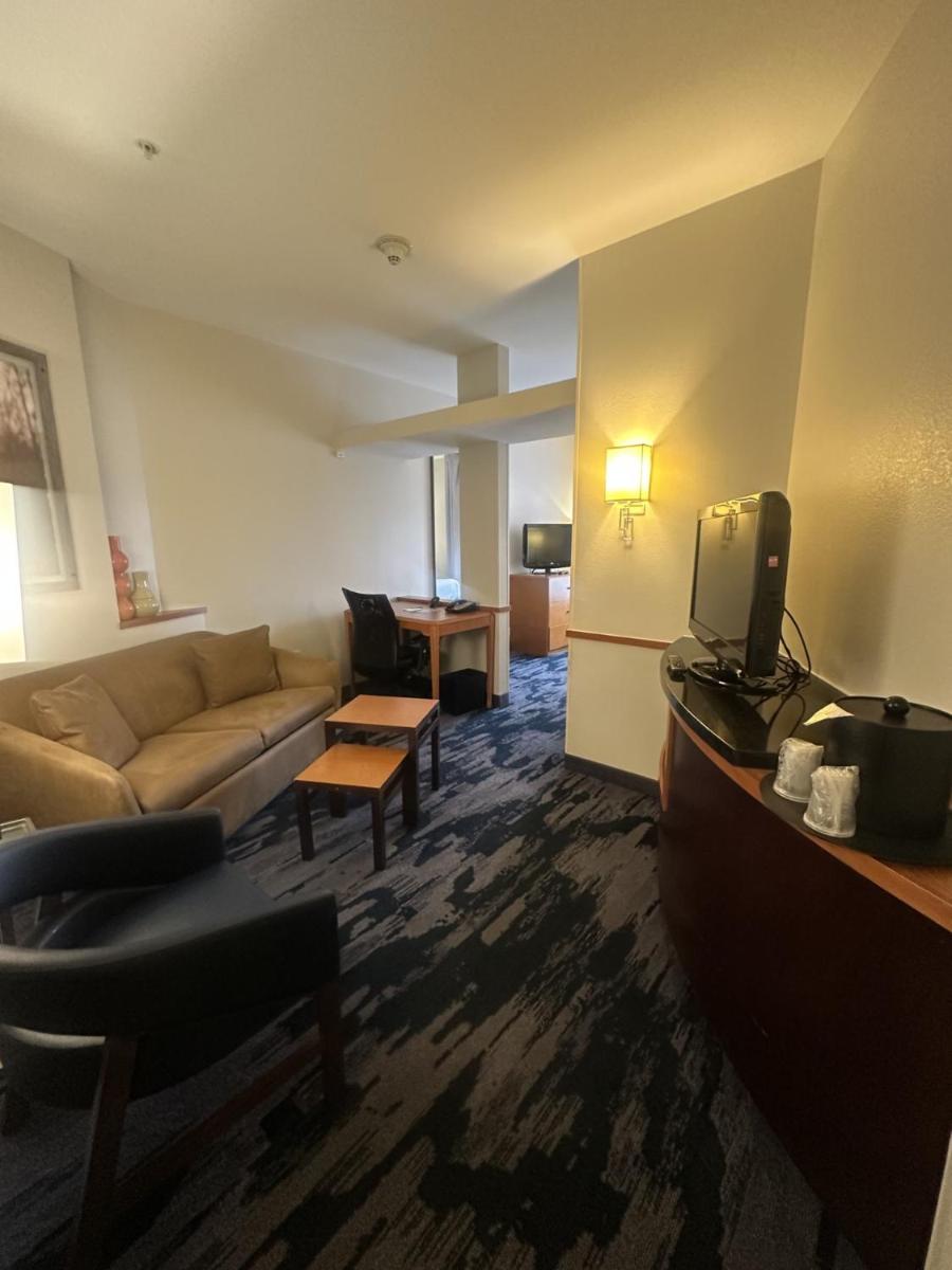 Fairfield Inn and Suites by Marriott Tulsa Southeast/Crossroads Village - image 7