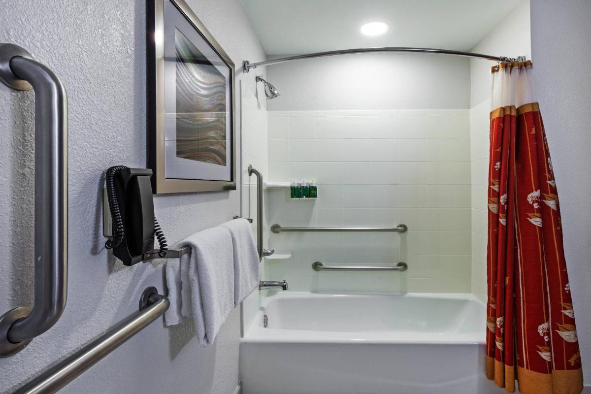 Courtyard by Marriott Tulsa Woodland Hills - image 4