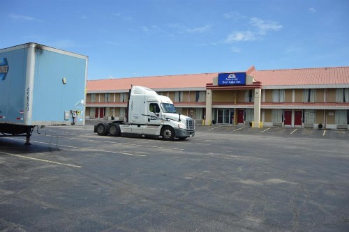 Americas Best Value Inn Tulsa I-44 - image 33