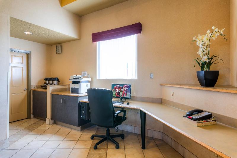 Red Roof Inn Tulsa - image 4