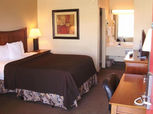 Trade Winds Central Inn - image 13
