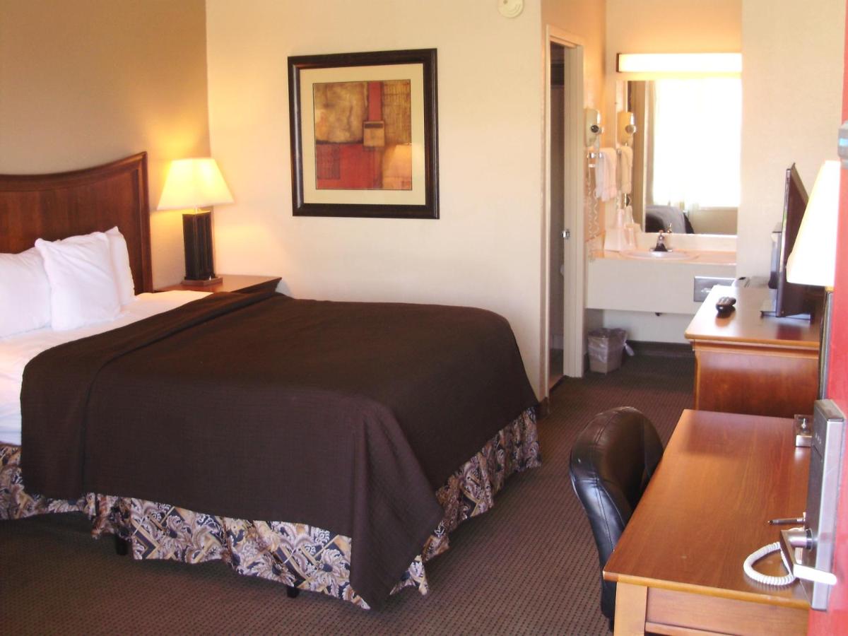 Trade Winds Central Inn - image 4