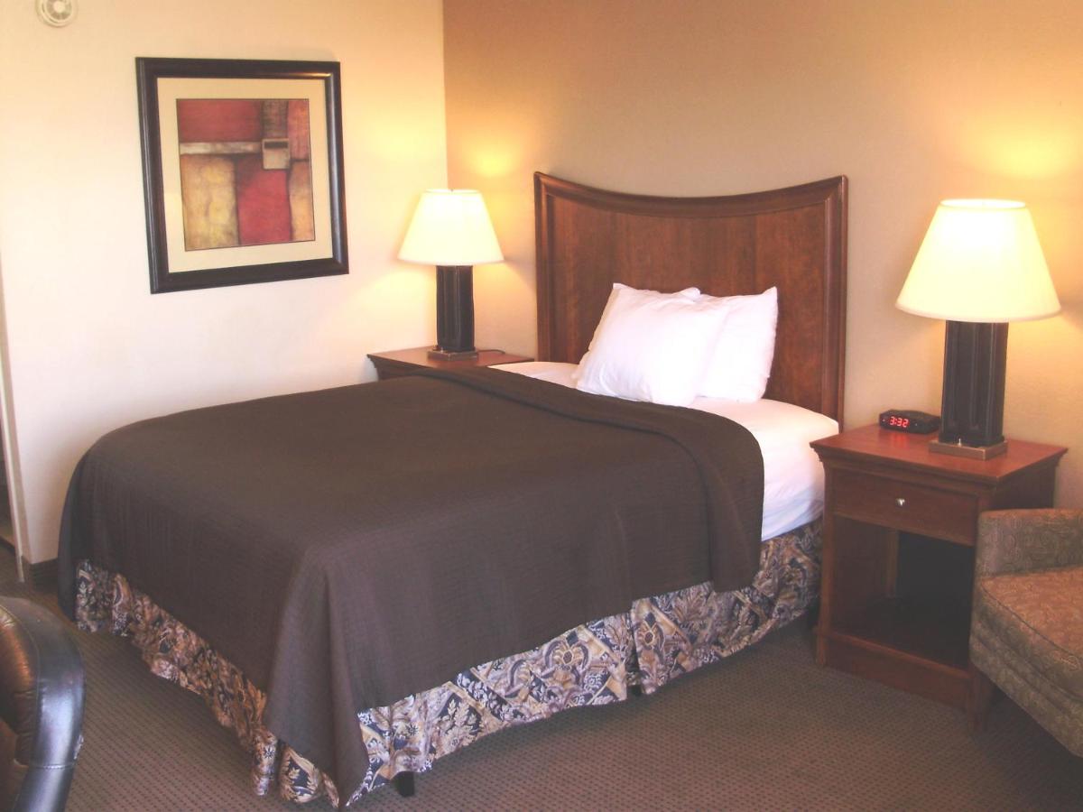 Trade Winds Central Inn - image 5