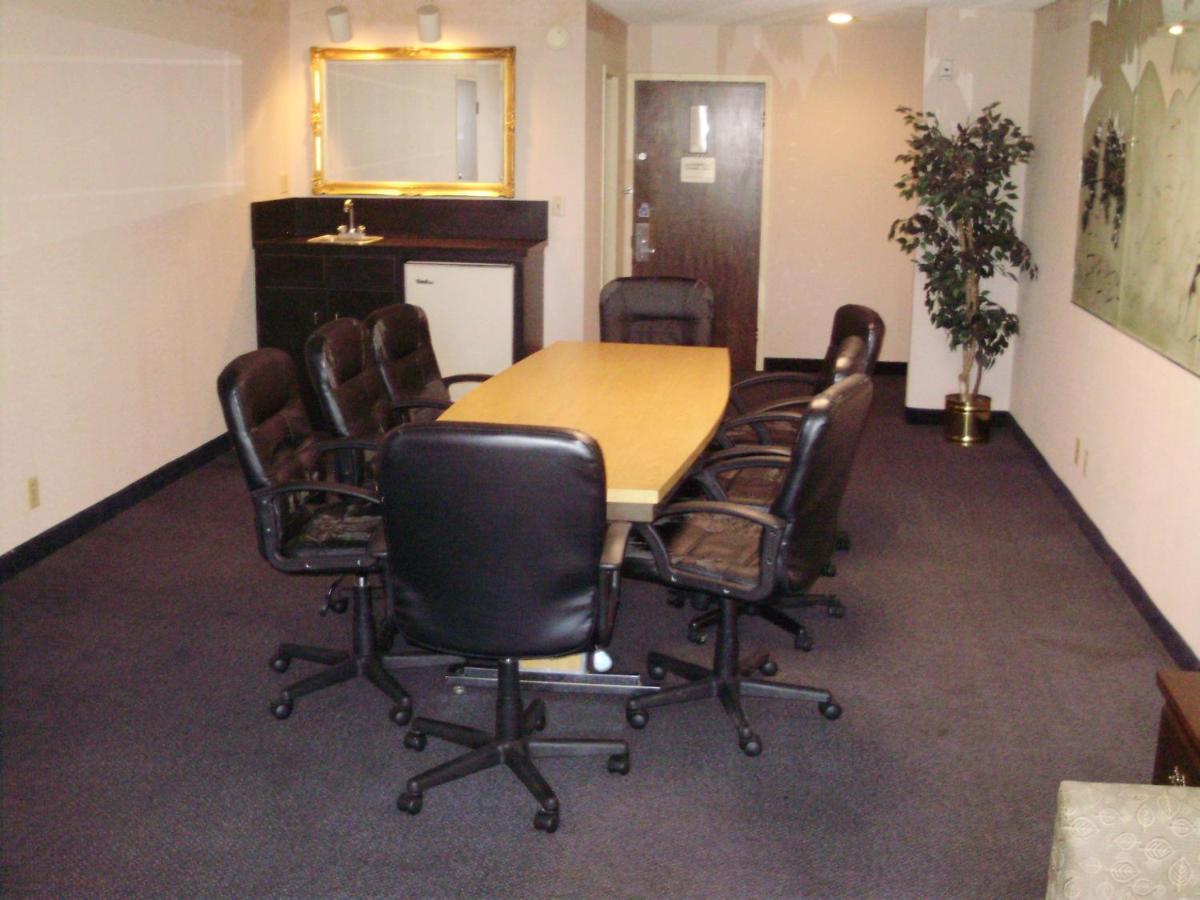 Trade Winds Central Inn - image 7