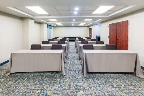 Hampton Inn & Suites Tulsa-Woodland Hills - image 12