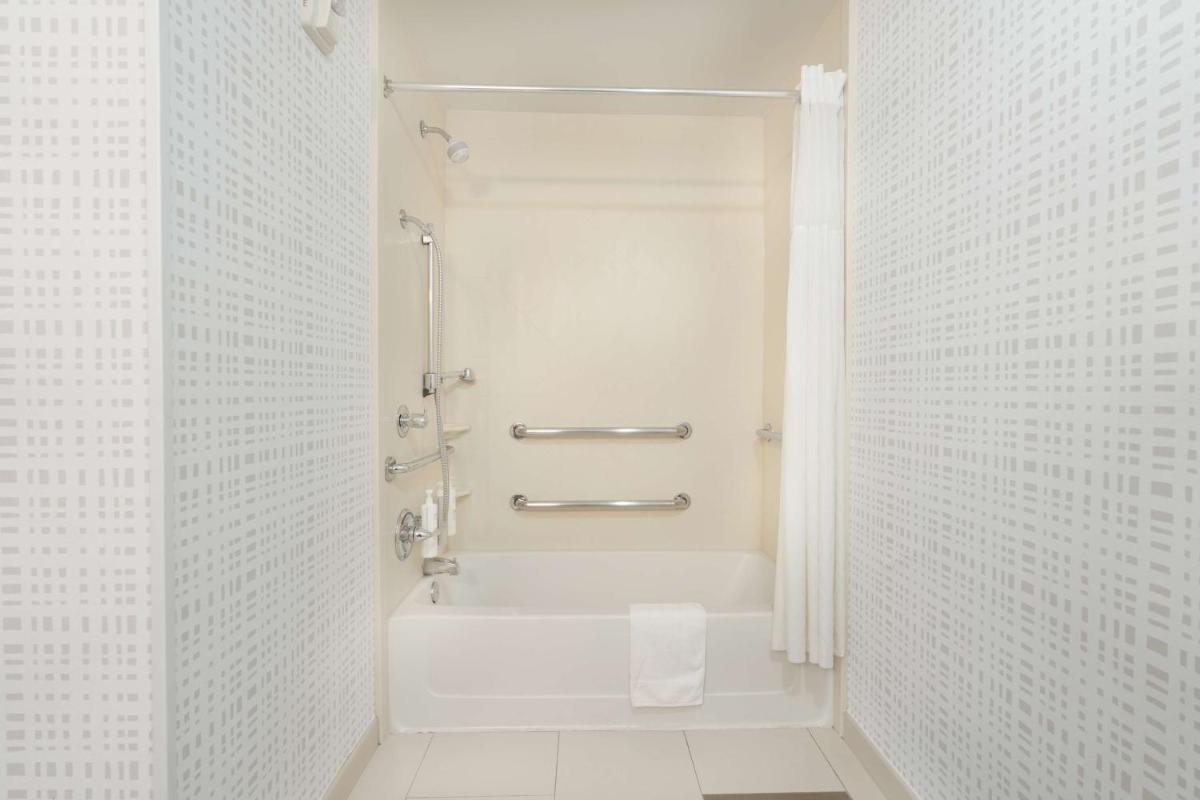 Hampton Inn and Suites Tulsa Central - image 2