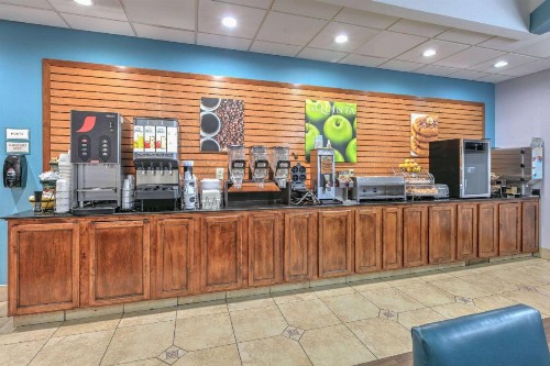 La Quinta by Wyndham Tulsa Airport / Expo Square - image 11