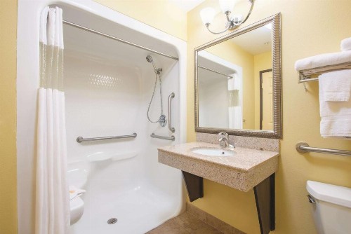La Quinta by Wyndham Tulsa Airport / Expo Square - image 15
