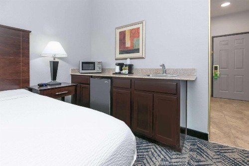 La Quinta by Wyndham Tulsa Airport / Expo Square - image 2
