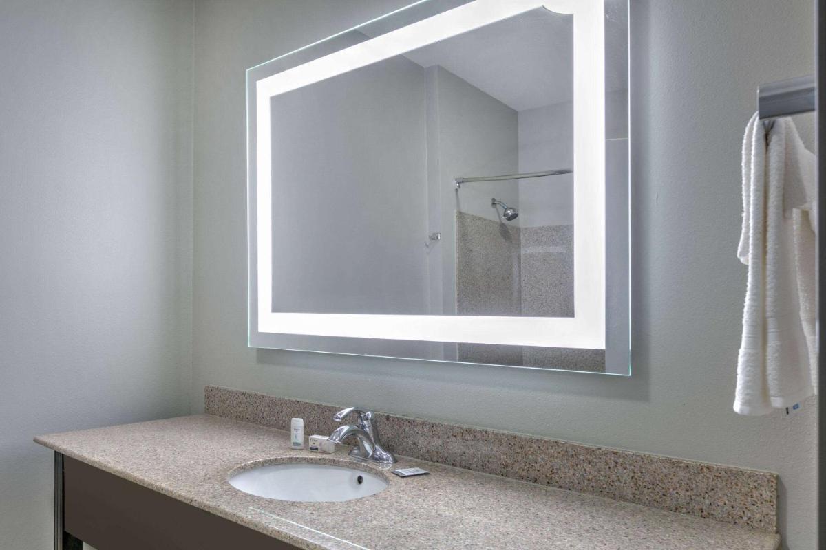 La Quinta by Wyndham Tulsa Airport / Expo Square - image 7