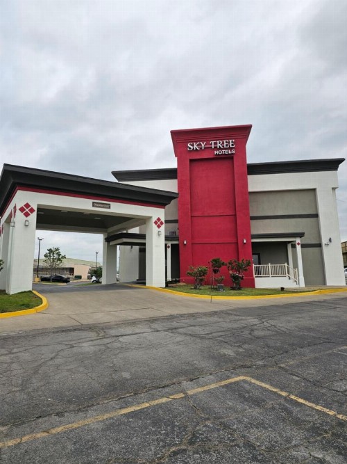 Ramada by Wyndham Tulsa - image 1