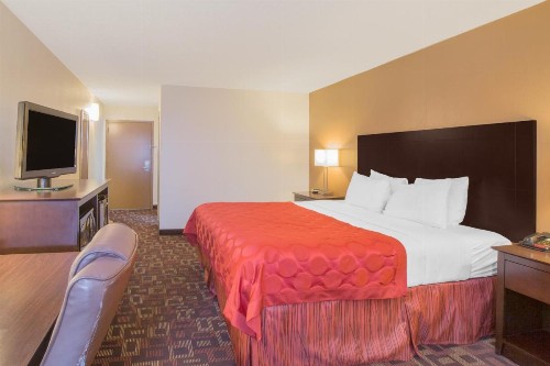 Ramada by Wyndham Tulsa - image 15