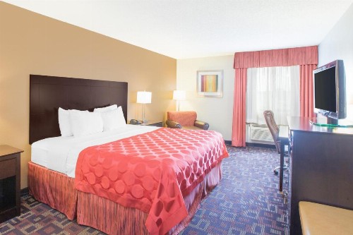 Ramada by Wyndham Tulsa - image 8