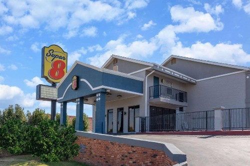 Super 8 by Wyndham Tulsa/Arpt/St Fairgrounds - image 1