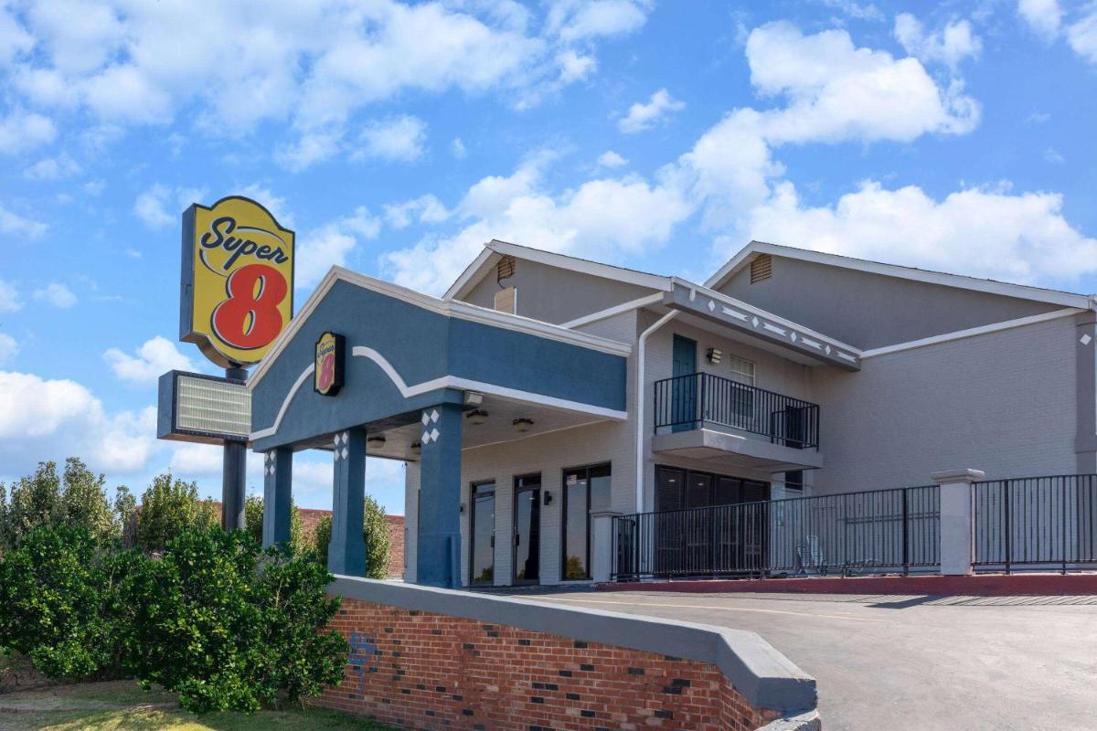 Super 8 by Wyndham Tulsa/Arpt/St Fairgrounds - main image