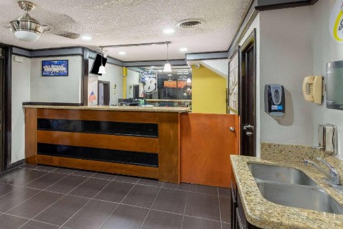 Super 8 by Wyndham Tulsa/Arpt/St Fairgrounds - image 23