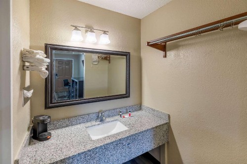 Super 8 by Wyndham Tulsa/Arpt/St Fairgrounds - image 6