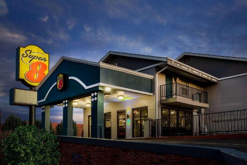 Super 8 by Wyndham Tulsa/Arpt/St Fairgrounds - image 9