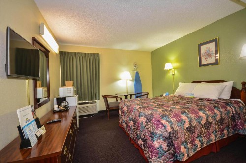 Days Inn by Wyndham Southern Hills/ORU - image 13