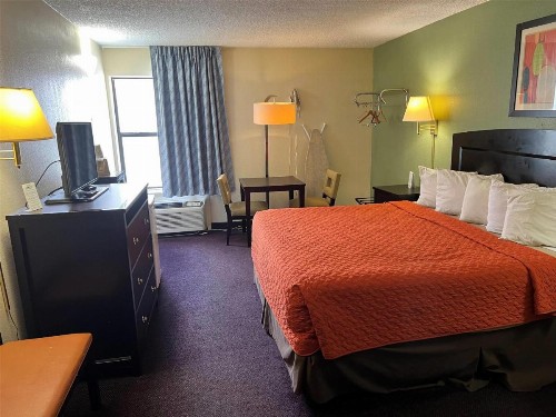 Days Inn by Wyndham Southern Hills/ORU - image 23