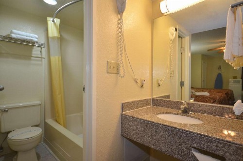 Days Inn by Wyndham Southern Hills/ORU - image 28