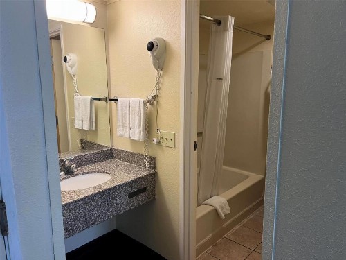 Days Inn by Wyndham Southern Hills/ORU - image 29