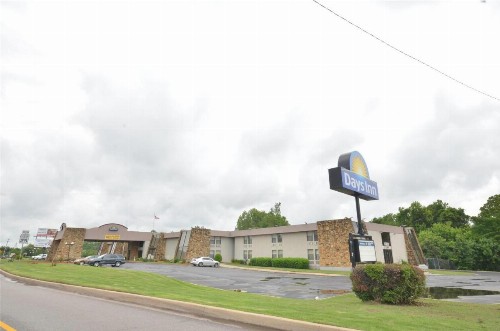 Days Inn by Wyndham Southern Hills/ORU - image 3