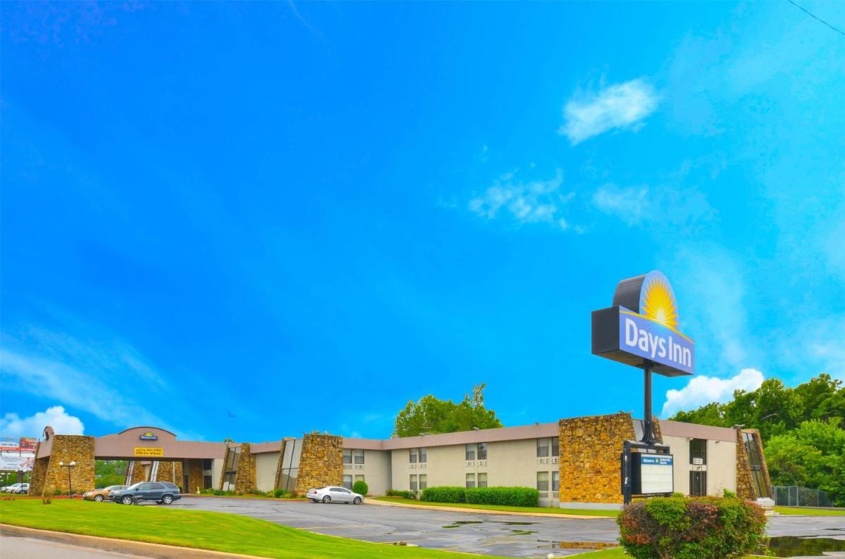 Days Inn by Wyndham Southern Hills/ORU - image 4