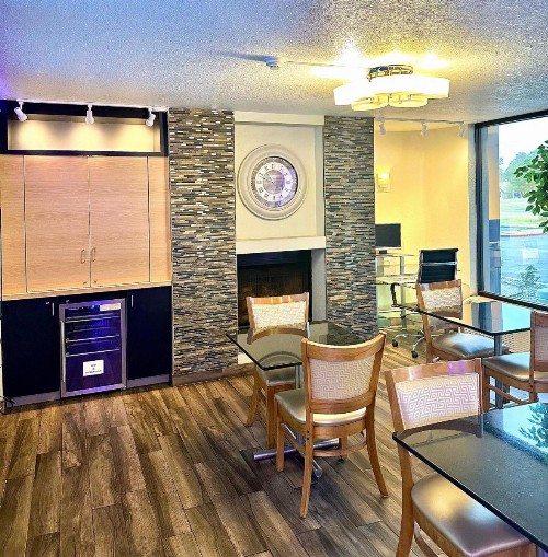 Days Inn by Wyndham Southern Hills/ORU - image 5