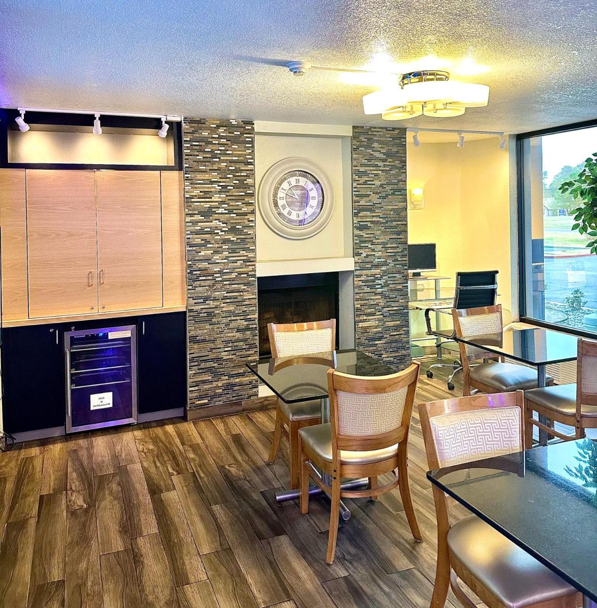 Days Inn by Wyndham Southern Hills/ORU - image 5