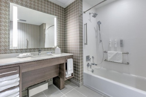 Clarion Inn Tulsa International Airport - image 4