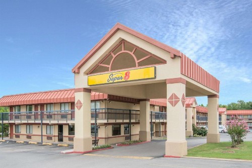 Super 8 by Wyndham Tulsa - image 1