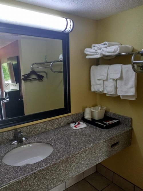 Super 8 by Wyndham Tulsa - image 21