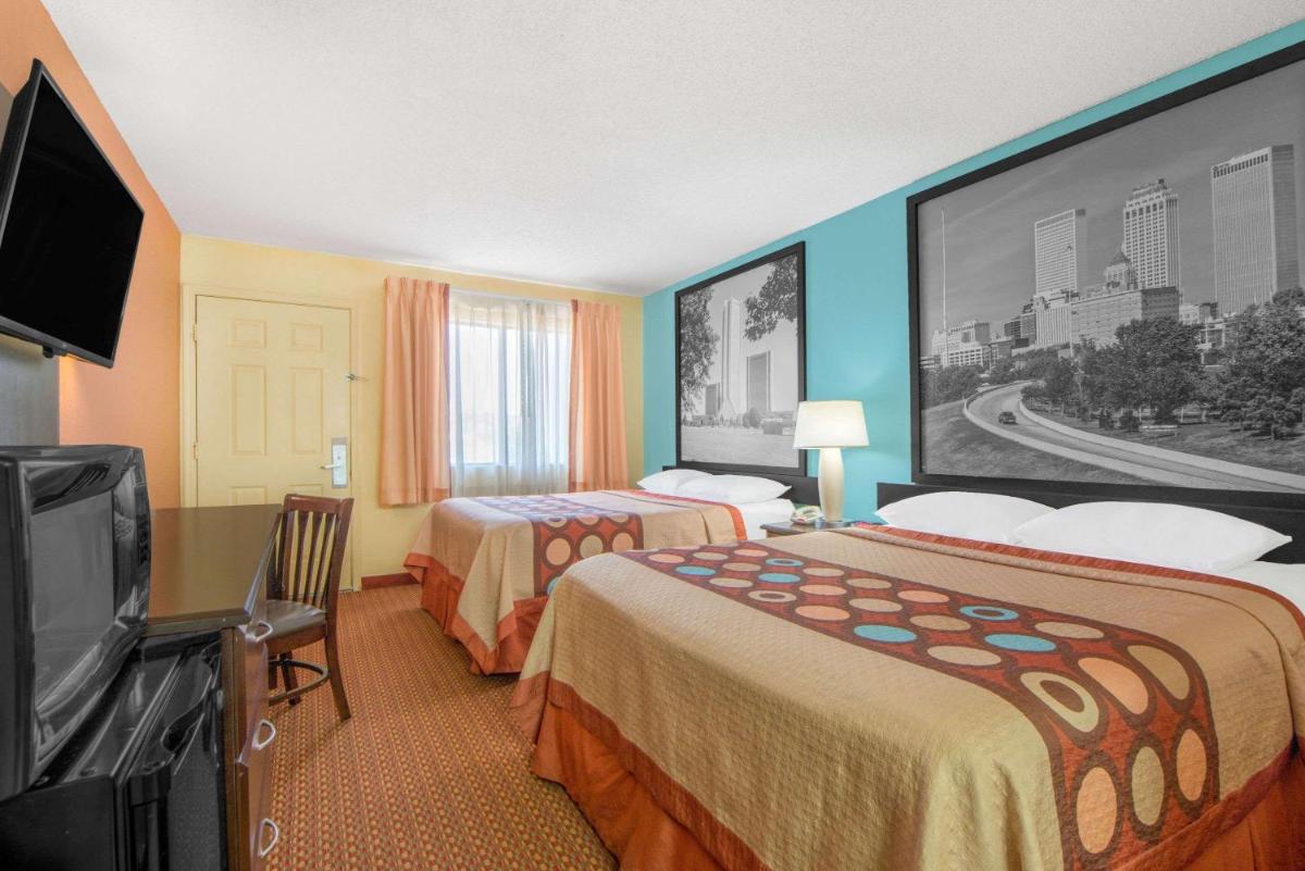 Super 8 by Wyndham Tulsa - image 3